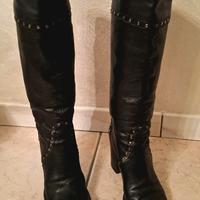 Stivale con borchie .