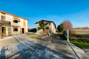 Porzione di casa con annesso rustico