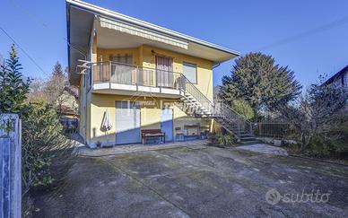 VARALLO POMBIA - VILLA SINGOLA CON TERRENO