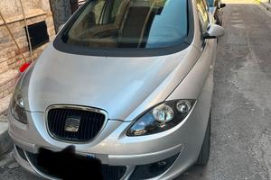 Auto grigia