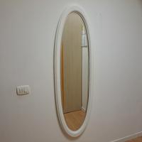 specchio con cornice di legno 