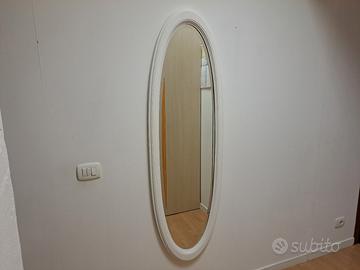 specchio con cornice di legno 