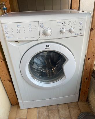 Lavatrice Indesit IWSC 5105 usata
