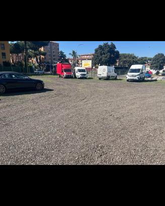 Parcheggio camper furgoni auto e altro