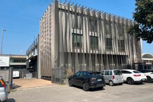 Capannone con uffici