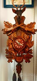 Orologio a cucù tedesco in legno intagliato