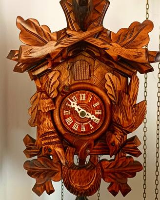 Orologio a cucù tedesco in legno intagliato