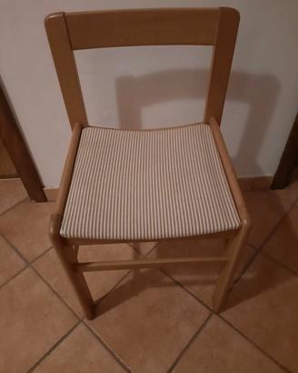 sedie a € 10 ciascuna