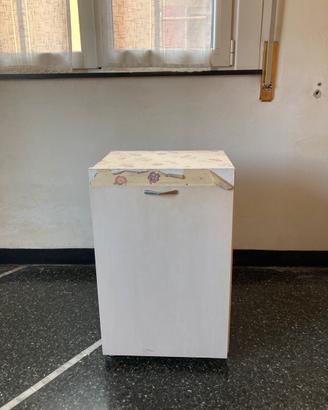 Mobiletto bianco