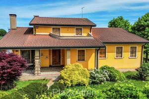 Villa singola con capannone
