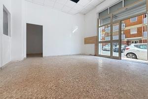 Locale commerciale c/1 con tre vetrine fronte stra