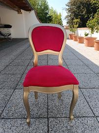 Sedia vintage dorata shabby chic in tessuto rosso