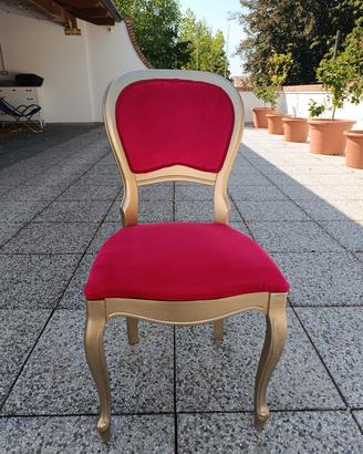 Sedia vintage dorata shabby chic in tessuto rosso