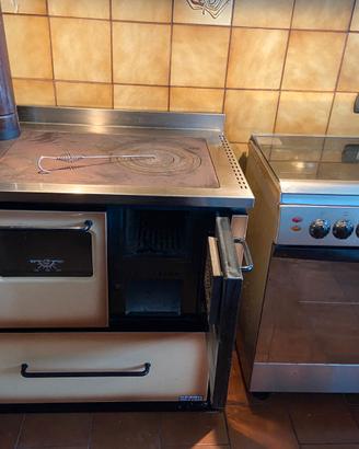 cucina a legna con forno e cappa aspirante