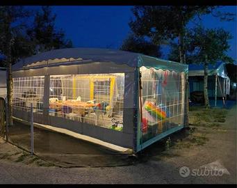 Roulotte con veranda e struttura