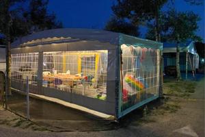 Roulotte con veranda e struttura