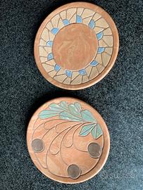 Coppia di piatti di terracotta decorativi