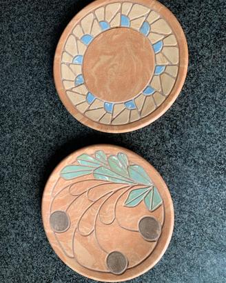 Coppia di piatti di terracotta decorativi