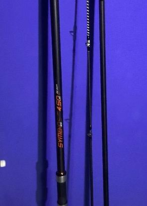 Canne da pesca con mulinelli borsa e poggia canne