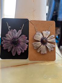 Collana artigianale in resina con fiore vero