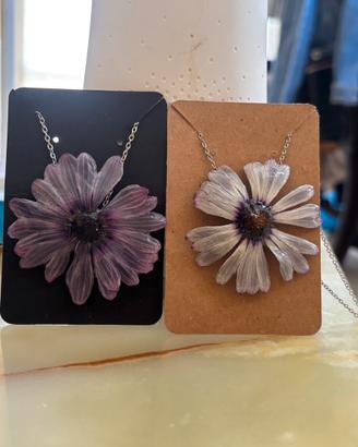 Collana artigianale in resina con fiore vero