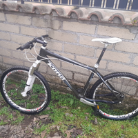 È un MTB , una 26 , telaio in carbonio