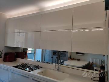Cucina componibile in legno laccato e corian