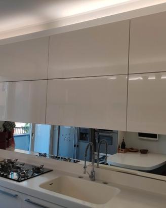 Cucina componibile in legno laccato e corian