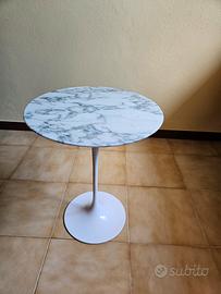 Tavolo Saarinen Base bianco Top Marmo Arabescato