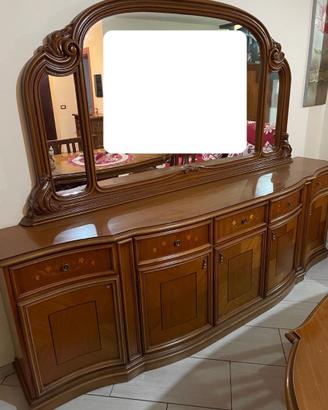 Credenza bassa con specchio e sedie