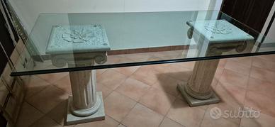 Tavolo cristallo con base capitelli in travertino