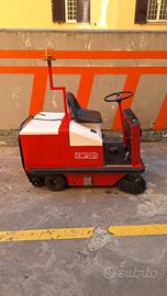 Spazzatrice uomo a bordo