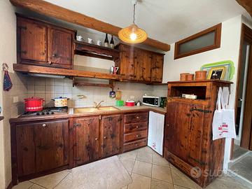 Grande casa in montagna con giardino