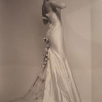 Vestito da sposa a tubino con coda tullettata