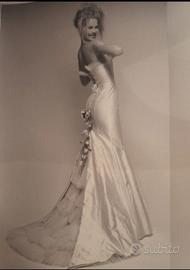 Vestito da sposa a tubino con coda tullettata