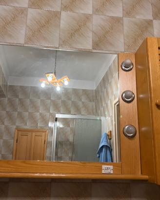 Set bagno vintage in legno con specchio e luce