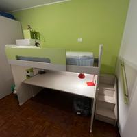 Letto rialzato con scrivania salvaspazio