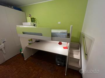 Letto rialzato con scrivania salvaspazio