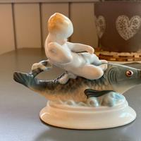 HEREND - Ragazzo che cavalca un Pesce #5747