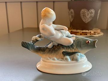 HEREND - Ragazzo che cavalca un Pesce #5747