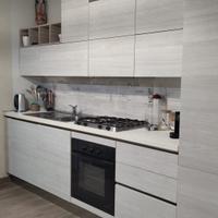 cucina con elettridomestici