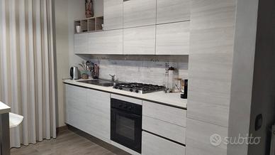 cucina con elettridomestici