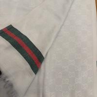 Sciarpa bianca Gucci con striscie e logo unisex