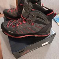 scarponi trekking  suola vibram 