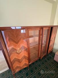 Credenza vintage in legno con vetrinetta