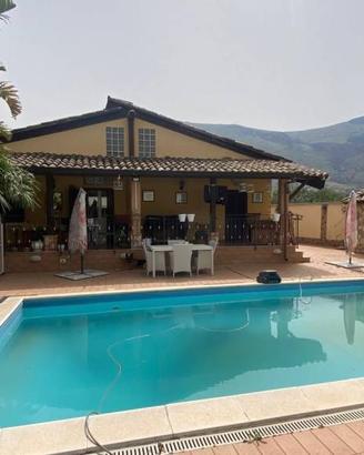 Villa di 180 m² con più di 5 locali a Carini