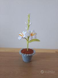 Spiga di fiori bianchi con vaso all'uncinetto. 