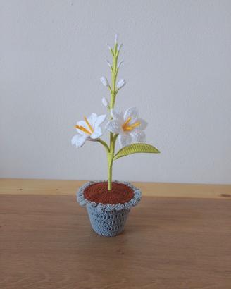 Spiga di fiori bianchi con vaso all'uncinetto. 