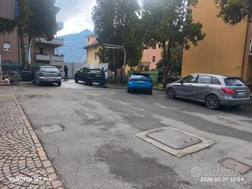 Attività di carburante e autolavaggio a mano