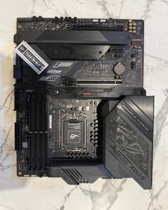 Scheda madre asus rog strix z690-f  lga1700